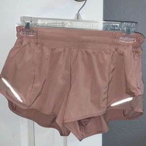 lululemon hotty hot 2.5 inch shorts